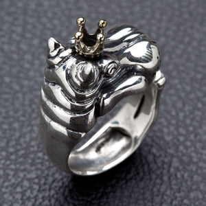 Justerbar ring med krönt flodhäst i 925 sterlingsilver, närbild av krona och skulpterat ansikte