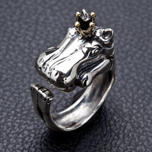 Justerbar ring med krönt flodhäst i 925 sterlingsilver, trekvartsvy framifrån av krönt flodhäst och öppen skena