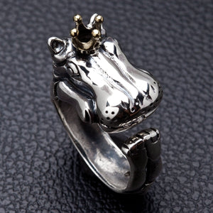 Justerbar ring med krönt flodhäst i 925 sterlingsilver, sidovy av krönt huvud och bakfot