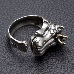 Justerbar ring med krönt flodhäst i 925 sterlingsilver, vy ovanifrån av flodhästhuvud över öppen skena
