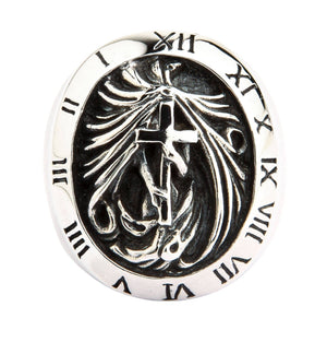Anillo gótico de plata de ley con crucifijo y reloj — vista frontal