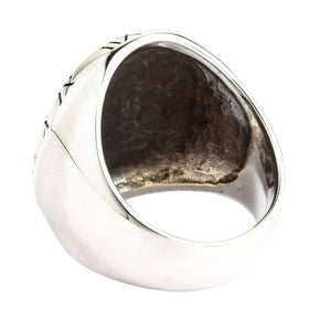 Anillo gótico de plata de ley con crucifijo y reloj — vista interior