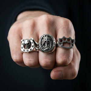 Anillo gótico de plata de ley con crucifijo y reloj — en el dedo