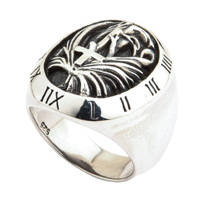 Anillo gótico de plata de ley con crucifijo y reloj — vista en ángulo