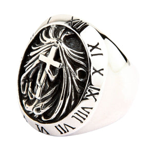 Anillo gótico de plata de ley con crucifijo y reloj — vista lateral