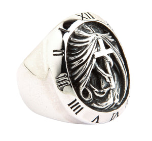 Anillo gótico de plata de ley con crucifijo y reloj — vista de tres cuartos