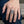 Bague bouclier crucifix et filigrane en argent sterling .925, portée à la main