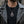 Ciondolo in argento a scudo con crocifisso indossato da un rocker uomo con giacca di pelle