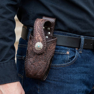 Donkerbruine handbewerkt leren portemonneeholster bevestigd met de achterste lus aan een zwarte riem