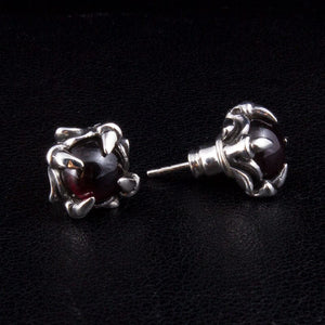 Stiftörhängen i sterlingsilver med mörkröd klo, kofattade stift och raka stift vinklade
