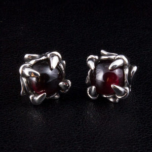 Stiftörhängen i sterlingsilver med mörkröd klo, par med mörkröda klo-stiftörhängen framifrån
