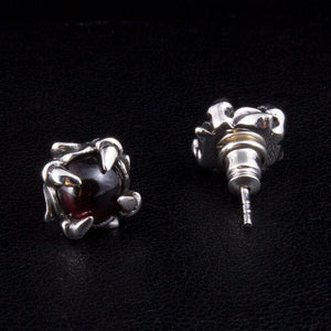 Stiftörhängen i sterlingsilver med mörkröd klo, baksidan av stiftörhänge med snurrebussar