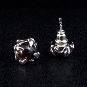 Stiftörhängen i sterlingsilver med mörkröd klo, upprätta stift och snurrebussar