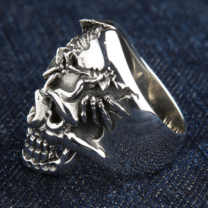 Anello Death Skull in argento sterling, vista a tre quarti