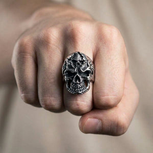 Anello in argento death skull indossato su una mano