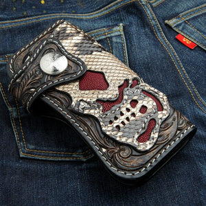 Portefeuille crâne démoniaque en cobra et galuchat rouge — vue en biais sur du denim