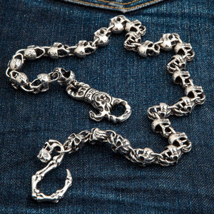 Teufelsschädel-Portemonnaiekette aus Sterlingsilber, vollständige Kette flach liegend