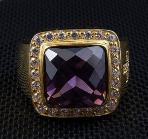 Bague d'évêque à croix et améthyste carrée plaquée or, détail de la pierre carrée