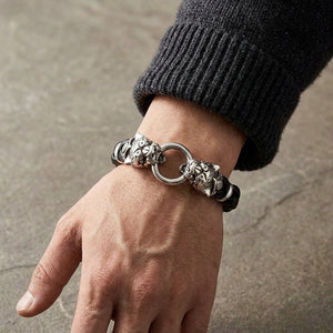 Bracciale in argento sterling e pelle nera con tigre dagli occhi di diamante al polso, due teste di tigre che si uniscono su un O-ring in argento