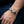Lederarmband mit zwei Drachenköpfen aus Sterlingsilber, am Handgelenk getragen