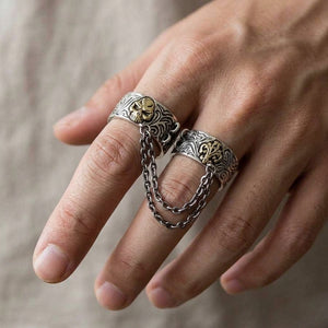Bague double à deux crânes et chaînes en argent sterling 925 portée sur les doigts avec chaînes de raccordement