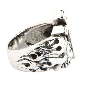Bikerring aus Sterlingsilber mit doppeltem Totenkopf und Kreuz, der die Seite von Kreuz und Totenkopf zeigt