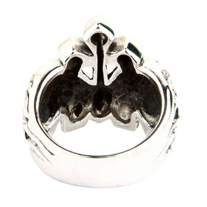 Bikerring aus Sterlingsilber mit doppeltem Totenkopf und Kreuz, der die hohle Oberseite von hinten zeigt