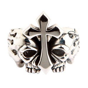 Bikerring aus Sterlingsilber mit doppeltem Totenkopf und Kreuz, der zwei Totenköpfe von vorne zeigt