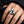 Silberner Ring mit doppeltem Totenkopf und Kreuz an einer Hand getragen