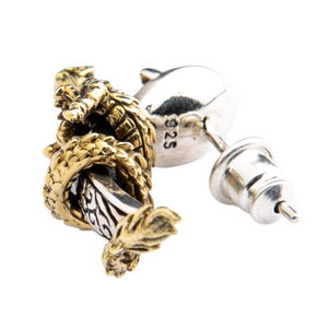 Drake och svart sten stiftörhänge i 925 sterlingsilver, drake i närbildsvinkel