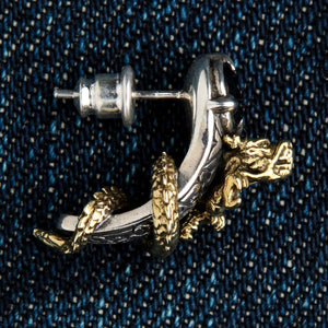Drake och svart sten stiftörhänge i 925 sterlingsilver, drakstiftörhänge på denim till vänster