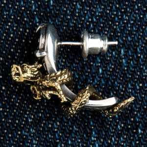 Drake och svart sten stiftörhänge i 925 sterlingsilver, drakstiftörhänge på denim till höger
