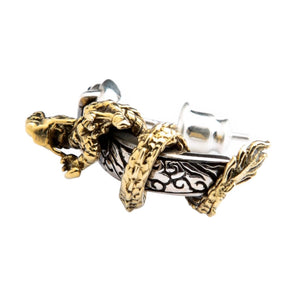 Drake och svart sten stiftörhänge i 925 sterlingsilver, drakens omslingrade undersida