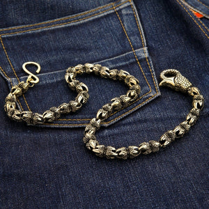 Drachenkralle Brieftaschenkette aus massivem Messing, aufgerollte Messingkette mit geschupptem Verschluss auf Denim
