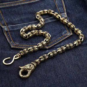 Drachenkralle Brieftaschenkette aus massivem Messing, entgegengesetzter Kettenbogen und geschuppter Verschluss auf Denim