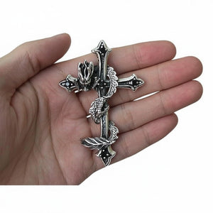 Pendentif croix dragon en argent sterling .925 avec oxyde de zirconium noir, croix dans la main