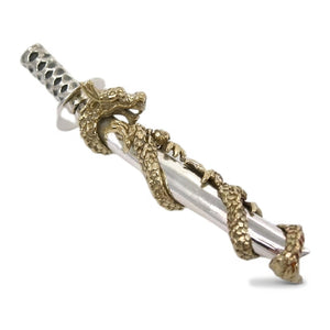 Colgante de espada katana con dragón en plata de ley .925, detalle del dragón