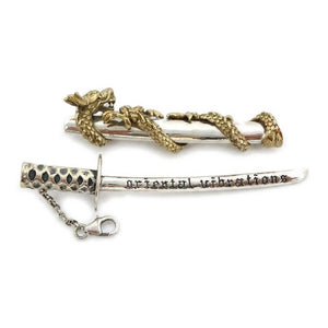 Colgante de espada katana con dragón en plata de ley .925, lateral de la katana