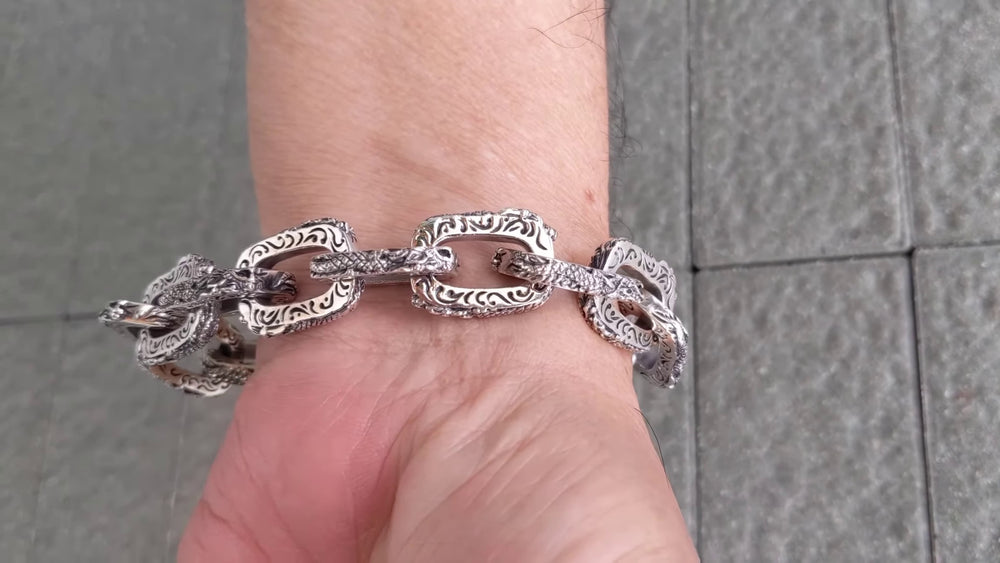 Video del bracciale a maglie di drago: dettagli indossati e chiusura a gancio