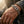 Drachenglieder-Armband aus Sterlingsilber, getragen an einem mittelbraunen Handgelenk mit sichtbarem Drachenkopf-Verschluss