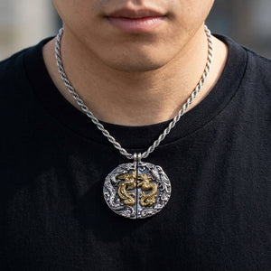 Pendentif séparable dragon et phénix en argent sterling porté avec une chaîne en argent et une chemise sombre