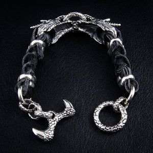 Lederarmband mit zwei Drachenköpfen aus Sterlingsilber, flach geöffnetes Armband
