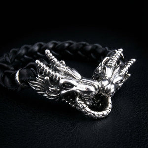 Lederarmband mit zwei Drachenköpfen aus Sterlingsilber, Drachenkopf-Detail
