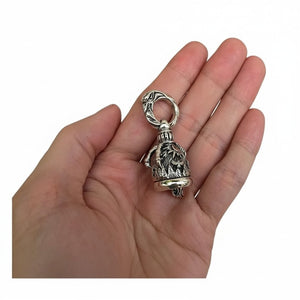 Pendente a campana con artiglio d'aquila in argento sterling, campana nel palmo della mano
