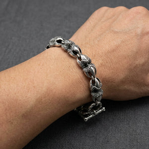 Bracelet à maillons griffes d'aigle en argent sterling, porté au poignet d'un adulte