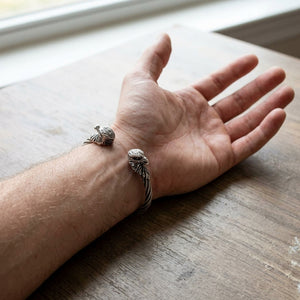 Bracelet manchette torsadé à tête d'aigle porté au poignet