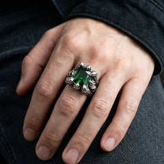 Anillo gótico de garra de dragón con esmeralda en plata de ley