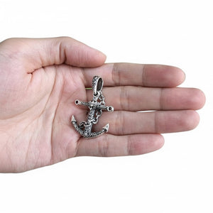 Ciondolo ancora incisa in argento sterling inclinato nella mano