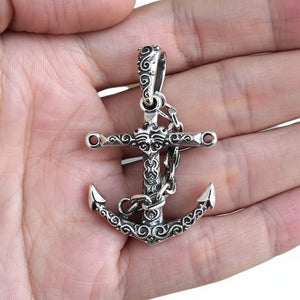 Ciondolo ancora incisa in argento sterling nella mano