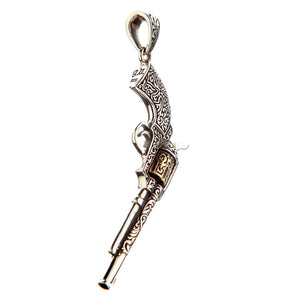Graverat revolverhänge i 925 sterlingsilver, närbild på graverad revolver